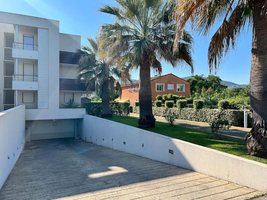 Luxury 3 Piece Garden Apartment In Cannes Marina Mandelieu La Napoule Ngoại thất bức ảnh